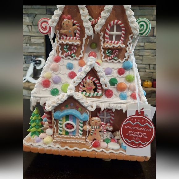 Whimsical Ice Cream Gingerbread House-NWT - Picture 13 of 13